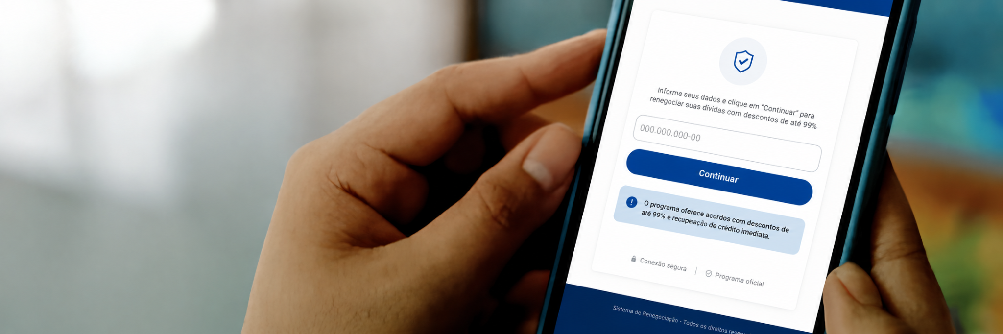 Pessoa segurando celular com tela de consulta financeira educativa
